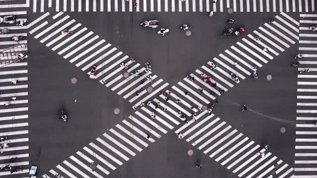 T/L无人机视角的城市街道十字路口视频素材