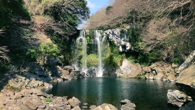 高瀑布天池和济州岛的山湖。韩国视频素材