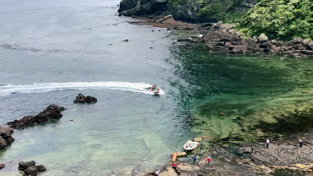 韩国济州岛- 2019年夏季:摩托艇靠岸视频下载