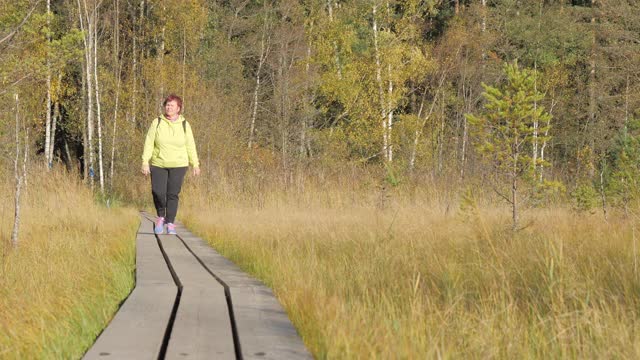 近距离观察走在木板上的女士。地质学。赫尔辛基。Finland-October 9.2020视频素材