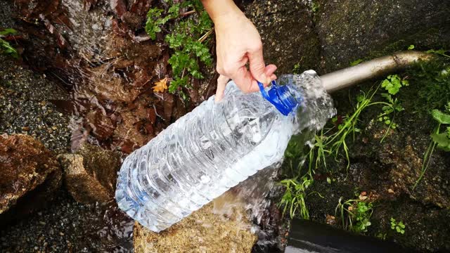 在喷泉处填满5升的塑料瓶视频素材