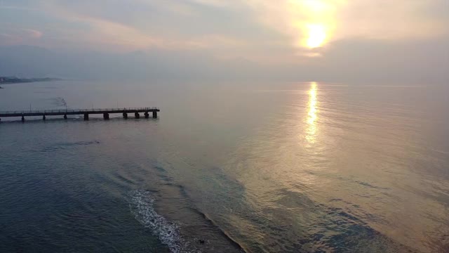 美丽的日落在空白的海滩视频素材