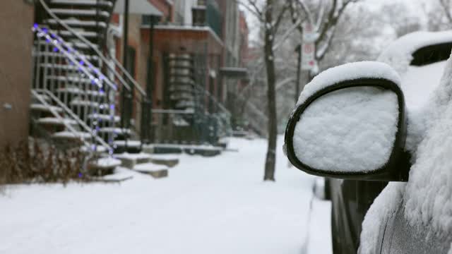 蒙特利尔高原住宅区积雪堆积在汽车镜上视频素材