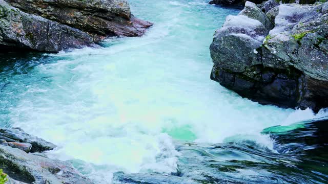 野生冰川河中有急流和漩涡的狭窄河段。视频素材