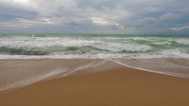 美丽的热带夏季海滩前，暴雨或飓风视频素材