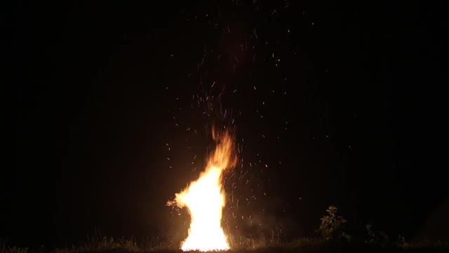 篝火与火花燃烧的背景夜空，节日，文本复制空间视频素材