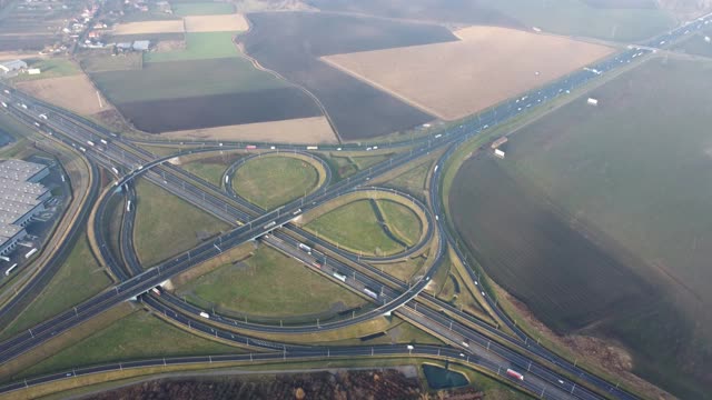 无人机的高速公路多层次交叉道路与移动的汽车在日落。视频素材