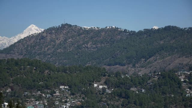 城市位于喜马拉雅山脉视频素材