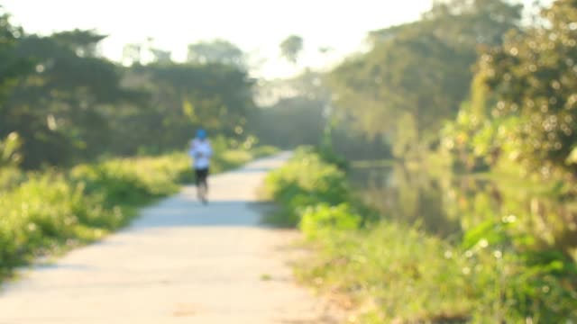 迷糊的人在路上奔跑视频素材