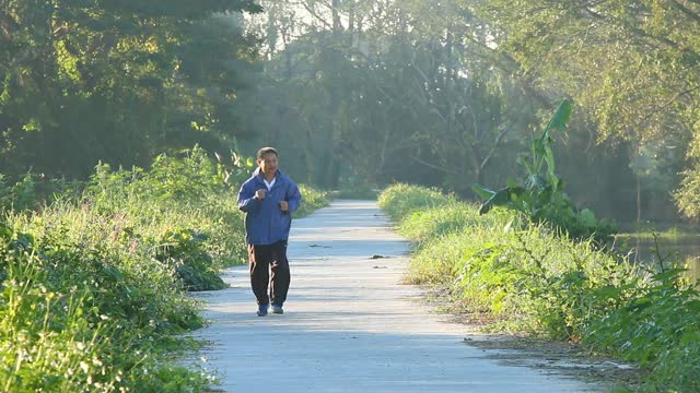 一个泰国人跑在路上视频素材