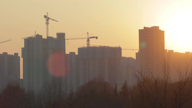 日出时的建筑地盘视频素材