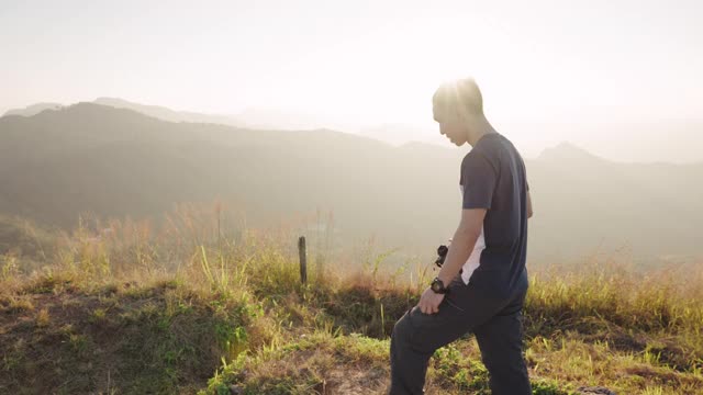 摄影师在泰国清莱省著名的旅游景点Doi Pha Tang拍摄山景视频素材