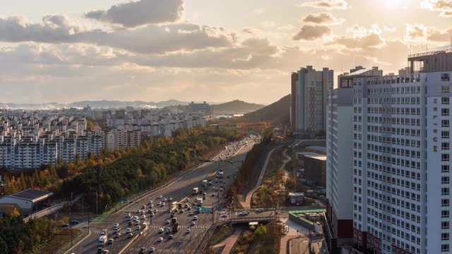 日落时分，韩国京畿道西兴西Baegot新城市中心的公寓楼视频素材