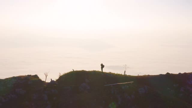 摄影师在泰国清莱的Doi Pha Mon山山顶拍摄的鸟瞰图视频素材