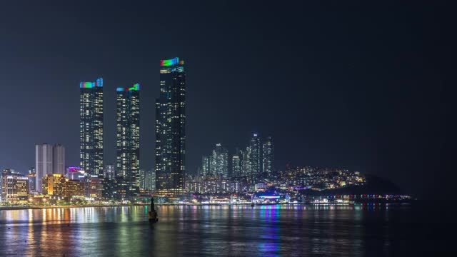 韩国釜山海云台海滩的夜景和海云台LCT /海云台谷周围的市中心视频素材