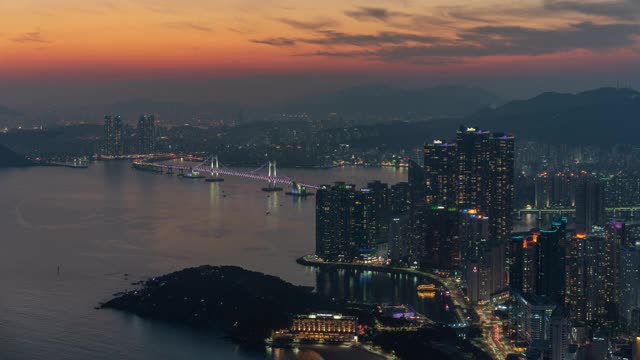 韩国釜山，东白石岛，光大公桥和摩天大楼的日落和夜景视频素材