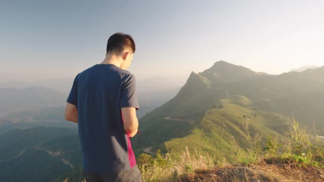 摄影师在泰国清莱省著名的旅游景点Doi Pha Tang拍摄山景视频素材