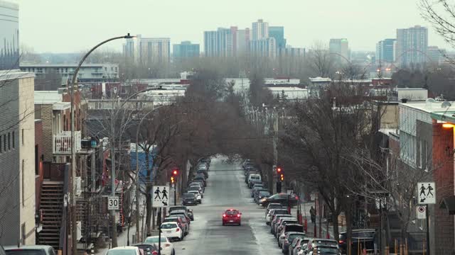 蒙特利尔高原住宅区街景与停放的汽车视频素材