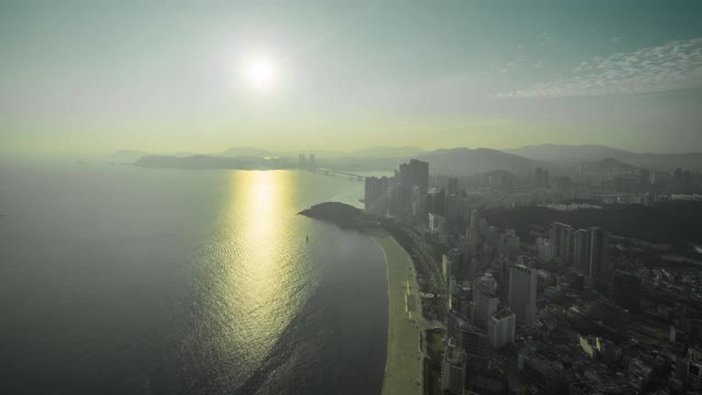 韩国釜山，东白石岛，光大公桥和摩天大楼的日落和白天景色视频素材