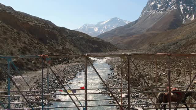 Chharka Bhot -山脉和河流风景桥/尼泊尔视频素材