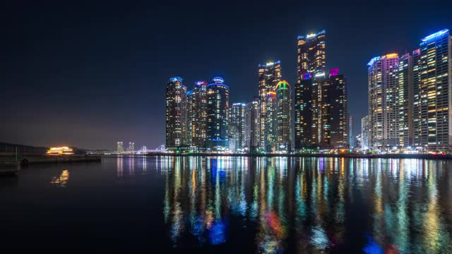 韩国釜山海云大谷的高层和混合使用公寓的夜景视频素材