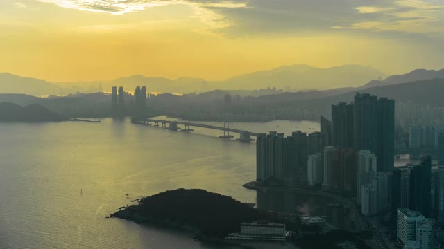 韩国釜山，东白石岛，光大公桥和摩天大楼的日落和夜景视频素材