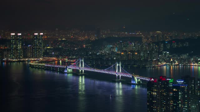 韩国釜山，东白石岛海洋城夜景，光大公桥/海云大谷和素英谷视频素材