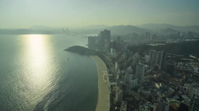 韩国釜山，东白石岛，光大公桥和摩天大楼，海洋城市白天的风景视频素材