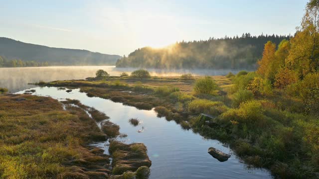 Schluchsee湖在秋天的日出，Schluchsee, Schwarzwald, Baden-Württemberg，德国视频素材