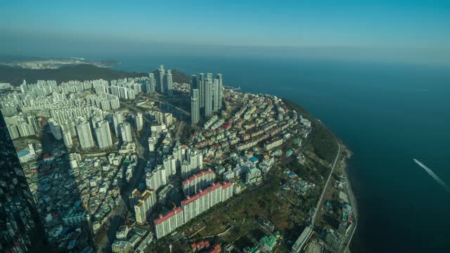 韩国釜山Dalmaji Hill和Dalmaji-gil路/ Haeundae-gu公寓建筑群白天的风景视频素材