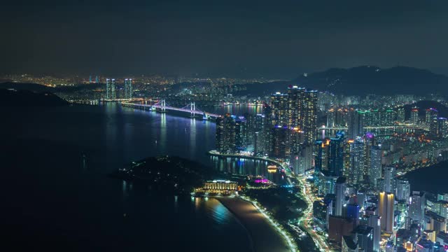 韩国釜山，东白泉岛，光大公桥和摩天大楼的海洋城市夜景视频素材