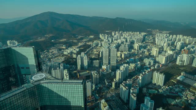 韩国釜山海云台LCT和公寓楼/海云台谷的白天风景视频素材