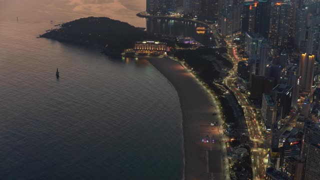 韩国釜山海云台海滩和东白城(海云台谷)周围的海滨城市夜景视频素材