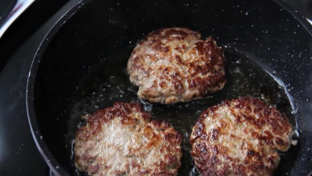 肉片在平底锅里煎。自制的食物。烹饪。多汁的肉视频素材