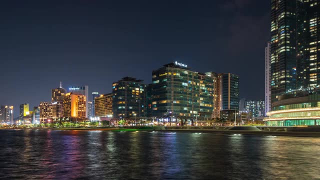 韩国釜山海云台海滩和东白城(海云台谷)周围的海滨城市夜景视频素材