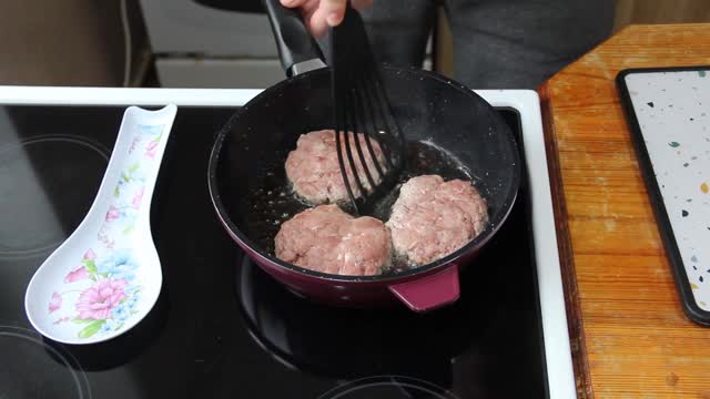 肉片在平底锅里煎。自制的食物。烹饪。多汁的肉视频素材