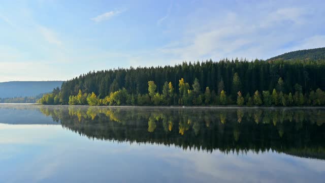 autumn的Schluchsee湖，Schluchsee, Schwarzwald, Baden-Wurttemberg，德国视频素材