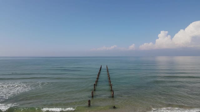 美丽的老木码头在晴朗的一天，蓝天在地中海海岸的海滩，鸟瞰图视频下载