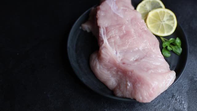 生火鸡肉片或鸡肉随时烹饪和吃在桌子上健康餐小吃俯视图复制空间文本食物背景乡村生酮或旧石器饮食视频素材