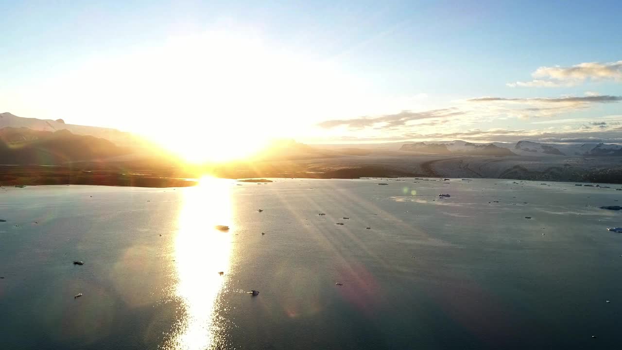 冰岛的冰川泻湖在夕阳下视频素材