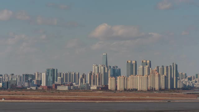 韩国仁川，松岛IBD(国际商务区)白天的市区风景视频素材