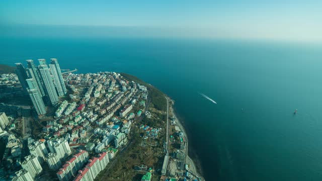 韩国釜山Dalmaji Hill和Dalmaji-gil路/ Haeundae-gu公寓建筑群白天的风景视频素材