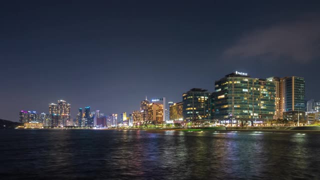 韩国釜山海洋城和海云台海滩周围的市中心夜景视频素材