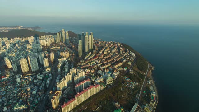 韩国釜山Dalmaji Hill和Dalmaji-gil路/ Haeundae-gu公寓综合体的白天到晚上的风景视频素材