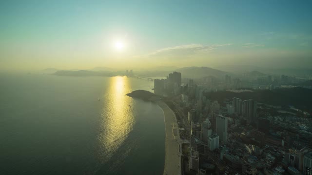 韩国釜山，东白石岛，光大公桥和摩天大楼的日落和夜景视频素材