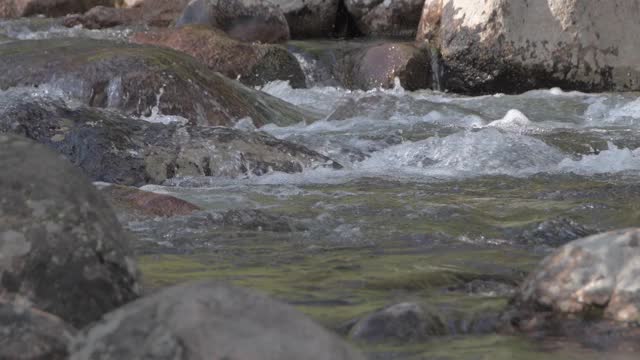 淡水在山河的岩石和石头之间流动在野外视频素材