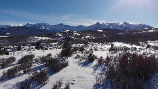 冬季，无人机追踪拍摄科罗拉多州西南部的斯奈费尔斯山视频素材