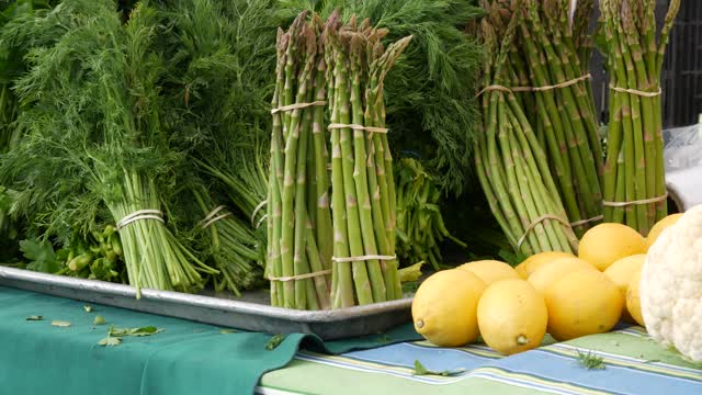 柜台上有有机蔬菜，摊位上有新鲜的本地农产品。美国的农民食品市场。视频素材