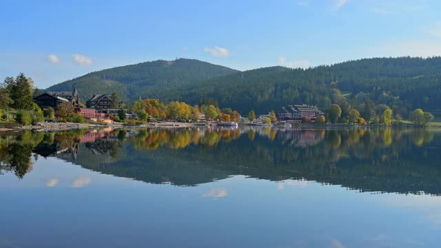 秋天的Titisee湖，Titisee- neustadt, Schwarzwald, Baden-Württemberg，德国视频素材