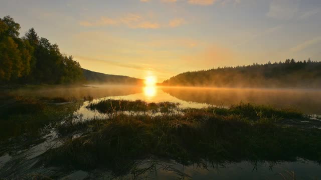 Schluchsee湖在秋天的日出，Schluchsee, Schwarzwald, Baden-Württemberg，德国视频素材